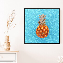 Obraz w ramie Ananas na niebieskim wzorzystym tle