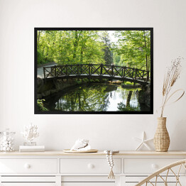 Obraz w ramie Stary drewniany most w parku wiosną