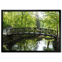 Plakat w ramie Stary drewniany most w parku wiosną