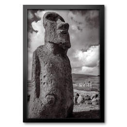 Obraz w ramie Statua na Wyspie Wielkanocnej w odcieniach szarości