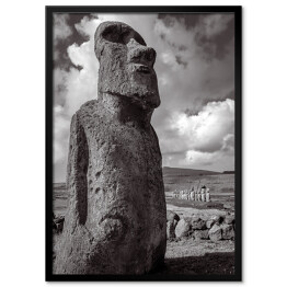Plakat w ramie Statua na Wyspie Wielkanocnej w odcieniach szarości