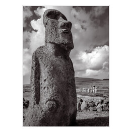 Plakat samoprzylepny Statua na Wyspie Wielkanocnej w odcieniach szarości