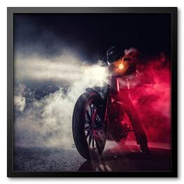 Obraz w ramie Motocyklista w nocy w kłębach dymu