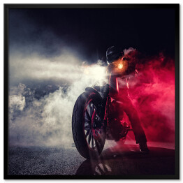 Plakat w ramie Motocyklista w nocy w kłębach dymu