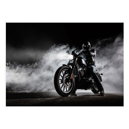 Motocykl na tle burzowego nieba