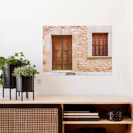 Plakat Rustykalne drewniane drzwi do domu i ściany z kamienia