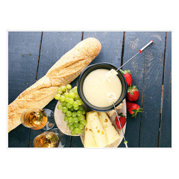 Plakat Szwajcarska fondue z bukietem serów na desce i truskawkami 