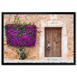 Stare drewniane drzwi i kamienna ściana w stylu śródziemnomorskim