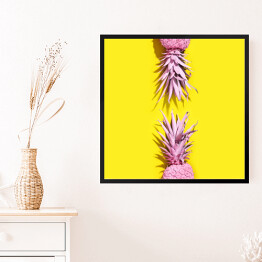 Obraz w ramie Różowe ananasy na żółtym tle