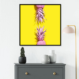 Plakat w ramie Różowe ananasy na żółtym tle