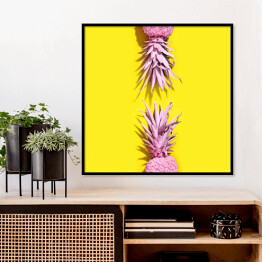 Plakat w ramie Różowe ananasy na żółtym tle