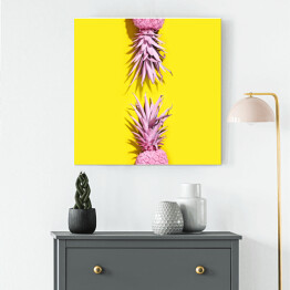 Obraz na płótnie Różowe ananasy na żółtym tle