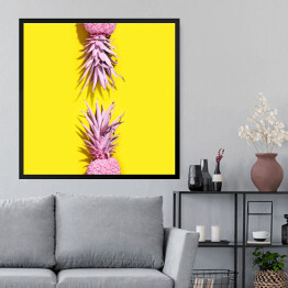 Obraz w ramie Różowe ananasy na żółtym tle