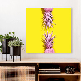 Obraz na płótnie Różowe ananasy na żółtym tle