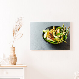 Obraz na płótnie Sałatka z grilla z kurczaka z grillowanymi szparagami i awokado
