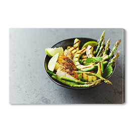 Obraz na płótnie Sałatka z grilla z kurczaka z grillowanymi szparagami i awokado