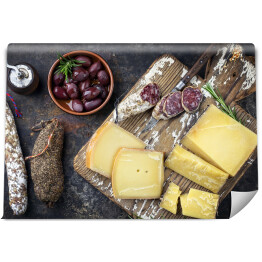 Francuskie wędliny z serem i salami na starej desce do krojenia