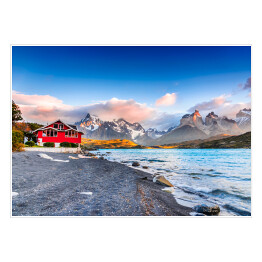 Plakat samoprzylepny Czerwony domek w Torres del Paine, Patagonia, Chile