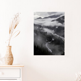 Plakat Góry Kanady we mgle w odcieniach szarości