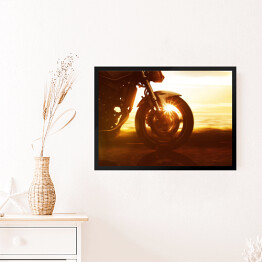 Obraz w ramie Koło motocyklu na tle złocistego zachodu słońca