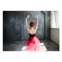 Tancerka baletowa wznosząca ręce