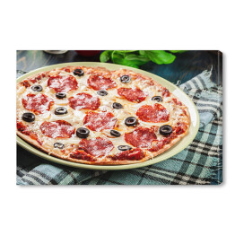 Obraz na płótnie Pizza pepperoni z oliwkami