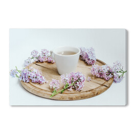 Filiżanka herbaty z wiosennymi kwiatami na drewnianym stole