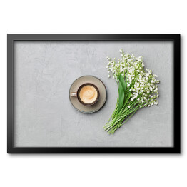 Obraz w ramie Kubek kawy z bukietem konwalii na szarym stole z kamienia 