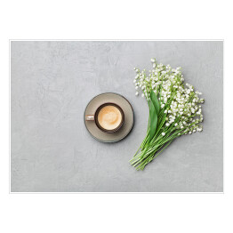 Plakat samoprzylepny Kubek kawy z bukietem konwalii na szarym stole z kamienia 