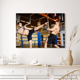 Obraz na płótnie Trening mieszanych zawodników na ringu bokserskim