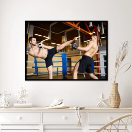 Plakat w ramie Trening mieszanych zawodników na ringu bokserskim