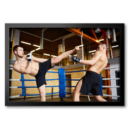 Obraz w ramie Trening mieszanych zawodników na ringu bokserskim