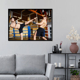 Plakat w ramie Trening mieszanych zawodników na ringu bokserskim