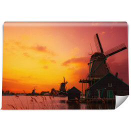 Fototapeta samoprzylepna Tradycyjne Holenderskie wiatraki nad rzeką