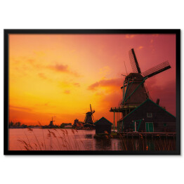 Plakat w ramie Tradycyjne Holenderskie wiatraki nad rzeką