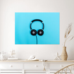 Plakat samoprzylepny Ciemne słuchawki na niebieskim tle