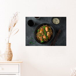 Plakat Azjatycki makaron i łosoś w czarnej misce