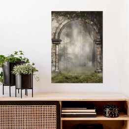 Plakat Stara brama z bluszczem w mglistym lesie
