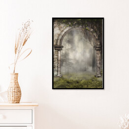 Plakat w ramie Stara brama z bluszczem w mglistym lesie