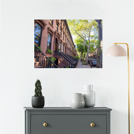 Plakat samoprzylepny Klasyczny blok w Brooklynie z długą fasadą i ozdobnymi balustradami w letni dzień w Nowym Jorku
