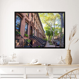 Obraz w ramie Klasyczny blok w Brooklynie z długą fasadą i ozdobnymi balustradami w letni dzień w Nowym Jorku