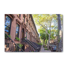 Obraz na płótnie Klasyczny blok w Brooklynie z długą fasadą i ozdobnymi balustradami w letni dzień w Nowym Jorku