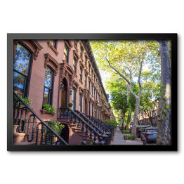 Obraz w ramie Klasyczny blok w Brooklynie z długą fasadą i ozdobnymi balustradami w letni dzień w Nowym Jorku