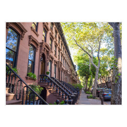 Plakat samoprzylepny Klasyczny blok w Brooklynie z długą fasadą i ozdobnymi balustradami w letni dzień w Nowym Jorku