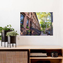 Klasyczny blok w Brooklynie z długą fasadą i ozdobnymi balustradami w letni dzień w Nowym Jorku