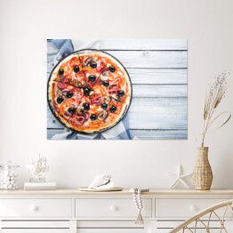Plakat Pizza z salami, pieczarką, pomidorami, czarnymi oliwkami i cebulą 