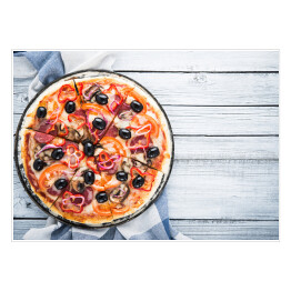 Plakat Pizza z salami, pieczarką, pomidorami, czarnymi oliwkami i cebulą 