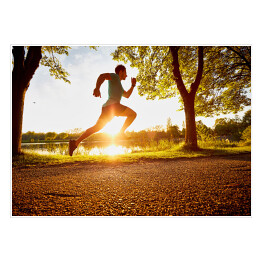 Człowiek biegnący w parku podczas zachodu słońca