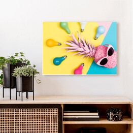 Obraz na płótnie Kolorowe żarówki wokół różowego ananasa