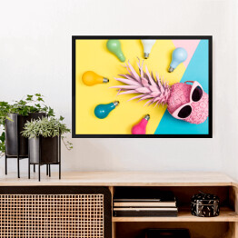 Obraz w ramie Kolorowe żarówki wokół różowego ananasa